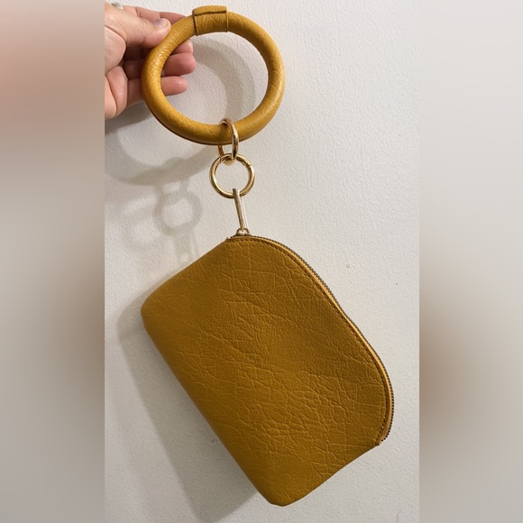 Handbags - NWT WRISTLET WITH BANGLE , PERFECT FOR EVERY DAY 💛 8” x 6” 💛